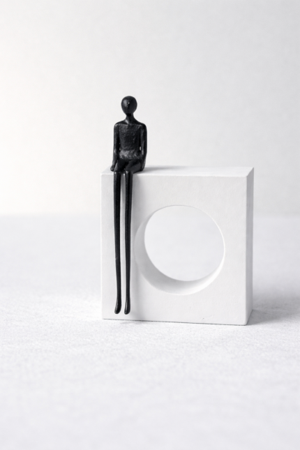 Monochrome Muse – Abstract Figure Decor