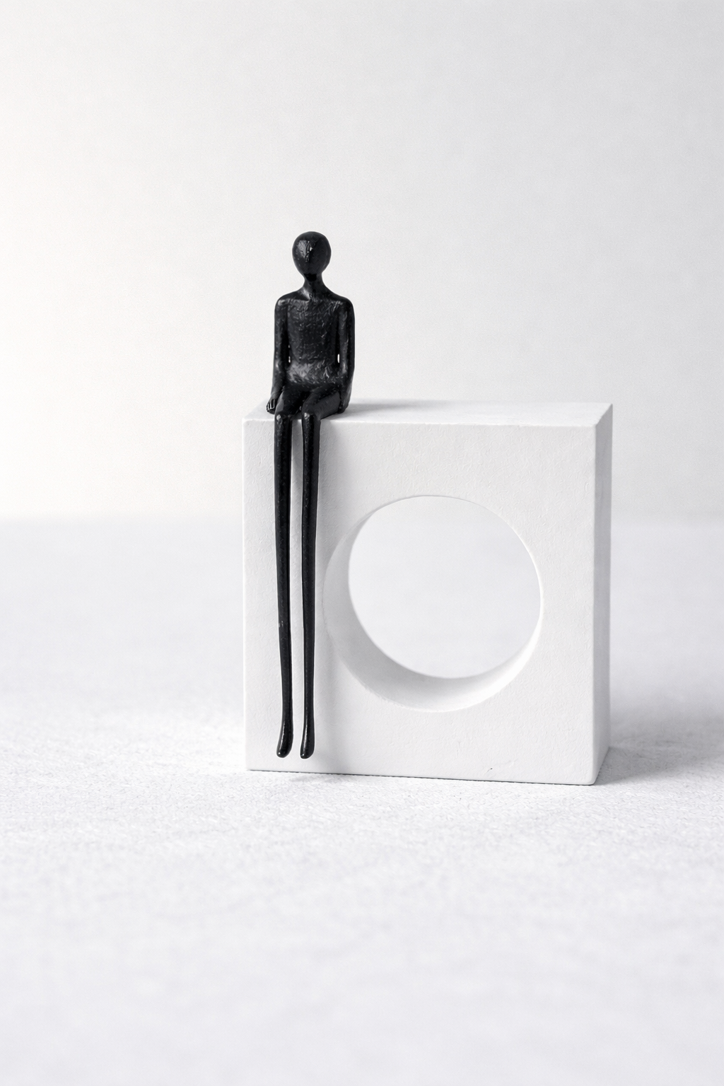 Monochrome Muse – Abstract Figure Decor