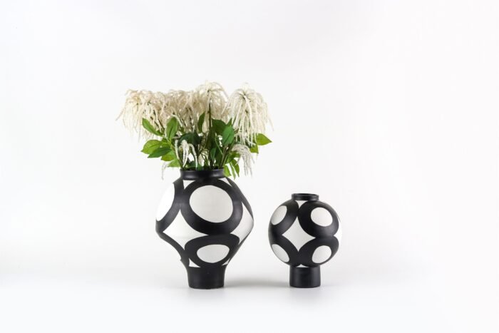 Monochrome Harmony – Geometric Black and White Vase - Image 4