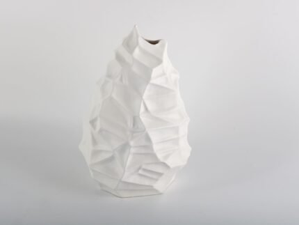 White Echo – Sculptural Decorative Vase